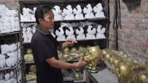 Xưởng làm “cúp vàng” World Cup ở Bát Tràng