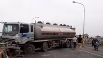 Cao tốc Hà Nội - Bắc Giang tê liệt hơn 4 giờ do xe ô tô tải gặp nạn