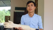 Sinh viên sáng chế “bàn tay robot” giúp người khuyết tật 