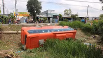 Đâm vào xe trái cây, xe khách Phương Trang lật xuống lề đường
