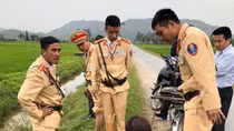 Cảnh sát Giao thông cứu người phụ nữ rơi xuống mương