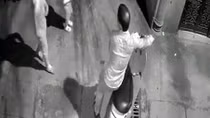 Tìm người tung clip "bé gái bị dâm ô trong hẻm tối" 