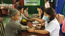 Khám bệnh, cấp phát thuốc, tặng quà cho người dân xã An Xuân