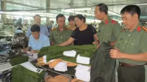 Chuyện ghi ở xưởng may trước ngày thay trang phục thu - đông mới