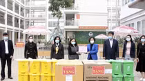 Tặng quà động viên thầy và trò Trường Tiểu học Xuân Phương