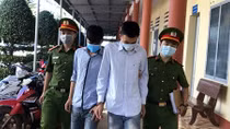 Cặp song sinh đi trộm gầu xới máy xúc
