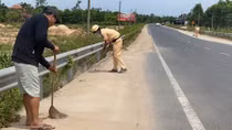 CSGT quét dọn đất rơi vãi trên đường