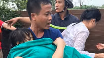 Bé gái 5 tuổi bị hút tay vào đường ống bể bơi