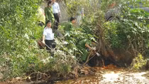 Bắt quả tang doanh nghiệp “đầu độc” kênh thủy lợi