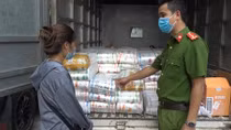 Phát hiện 1530 ống mỳ, 420 hộp trà sữa không rõ nguồn gốc xuất xứ