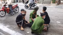 Khống chế thanh niên chặn ô tô “xin đểu” tài xế, đánh Công an