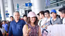Nữ diễn viên Avika Gor trong vòng vây người hâm mộ Việt Nam