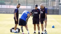 Messi “vắng mặt”, fan Barca lo toát mồ hôi