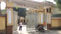 Học sinh lớp 5" khua dao" trúng mông bạn