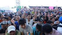 Người xem được hòa nhịp chiến thắng