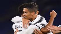 Ronaldo cán mốc ghi bàn không tưởng trong khi cứu Juventus