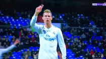 Cristiano Ronaldo "lắc đầu" trước fan ruột của Real Madrid