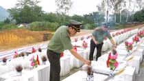 Thứ trưởng Lê Tấn Tới viếng Nghĩa trang liệt sĩ Vị Xuyên