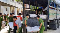 Công an huyện Đakrông vận chuyển 8 tấn hàng chống dịch