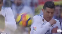 Messi âm mưu gì khi sút bóng trúng đầu Ronaldo?