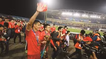 Chuyện nghề bên đường pitse và trong phòng họp báo