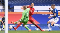 Van Dijk chấn thương trong trận "hoà như thua" của Liverpool