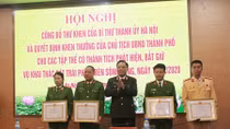 Khen ngợi tập thể tham gia bắt giữ vụ khai thác cát trái phép trên sông Hồng