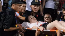 Fan bóng đá nước ngoài "bất bình" vụ pháo sáng trên sân Hàng Đẫy