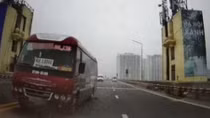 Xử phạt lái xe khách đi ngược chiều trên cầu Thăng Long