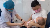 Cho trẻ tiêm chủng đầy đủ để phòng, chống dịch bệnh mùa hè