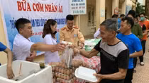Chương trình “Bữa cơm nhân ái” tại Bệnh viện Đa khoa tỉnh