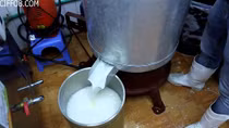 Sản xuất sữa đậu nành “chui” giữa khu tập thể