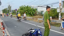 Hai người thương vong sau cú tông xe vào rào chắn