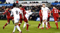 Hậu vệ mắc lỗi, Liverpool bất ngờ sụp đổ trước Swansea