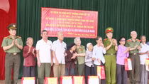 Cán bộ hưu trí Nha Công an Trung ương tặng quà gia đình chính sách