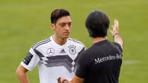 Mesut Ozil gặp chấn thương, Sane lại rộng cửa tới Nga