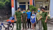 Công an xã giúp cháu bé đi lạc về với gia đình