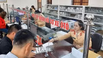 Phấn khởi nhận kết quả đăng kí ô tô sau 3 giờ