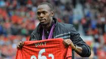 Tia chớp Usain Bolt chơi bóng tại Old Trafford