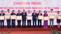 Tôn vinh các tổ chức, cá nhân tiêu biểu tích cực ủng hộ Quỹ Vì người nghèo
