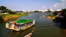 Thuyền rồng hoạt động… chui trên sông Hương