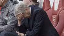 CĐV Arseanl "xử nhau", Wenger đập chai nước