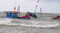 Tàu biển tông chìm tàu cá, 2 ngư dân mất tích