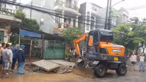Đi học về, bé gái 12 tuổi tụt xuống cống bị nước cuốn trôi