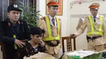 Chiếc xe máy không biển số và 2 thùng giấy chứa 73 bánh heroin