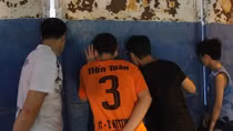 Sân Hàng Đẫy "bị treo", CĐV nhòm khe cửa theo dõi trận đấu