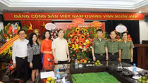 Đồng chí Lê Mạnh Hùng, Phó Trưởng Ban Tuyên giáo Trung ương thăm, chúc mừng Báo CAND
