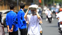 Thí sinh “đội nắng” tới trường dự thi THPT Quốc gia 2021