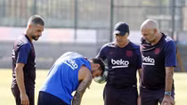 Messi dính chấn thương ngay sau khi hội quân cùng Barcelona