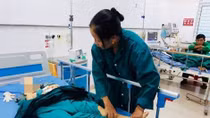 Hà Nội: Cháu bé 7 tuổi bất ngờ bị nam thanh niên lạ mặt lao vào chém